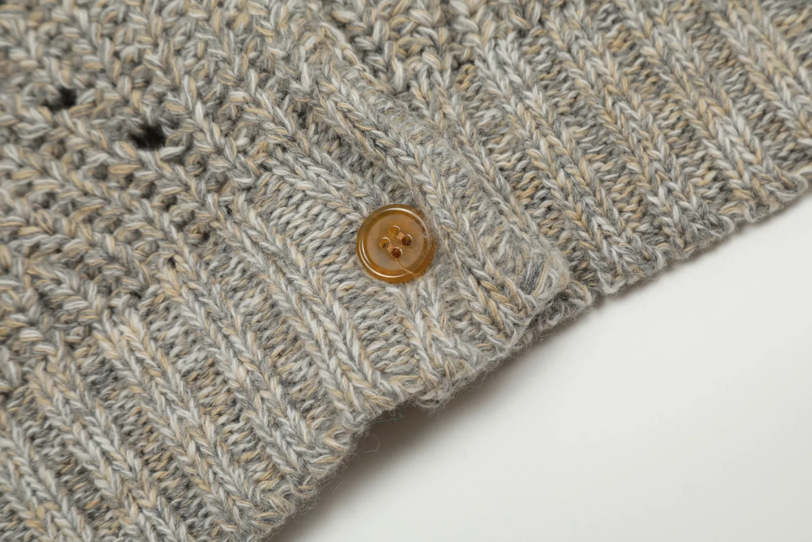 VIVI117# vivienne west wood Queen Mother of the West Vivienne Saturn Heavy-duty multi-needle craft cardigan Heavy original mold opening This truth be told, no one except my family would be willing to make it. The complexity of the weaving pieces is visible to the naked eye. It is time-consuming and labor-intensive. The high-gram weight wool blended garment is substantial. The highest quality in the entire network. Order with confidence - full range of correct accessories. Every detail is completely restored. Directly stretched. Size: S - M - L Color: uniform color